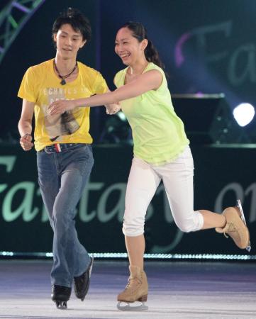 　フィナーレで羽生結弦（左）と滑る安藤美姫