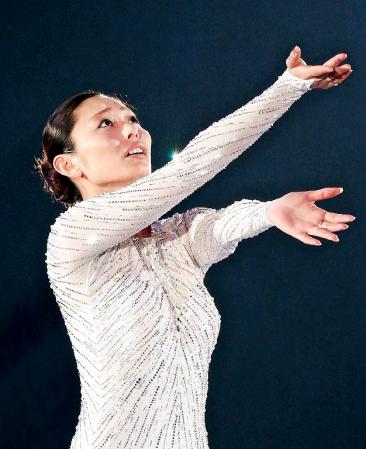 　アイスショー「ファンタジー・オン・アイス」で演技する安藤美姫選手＝６日、マリンメッセ福岡