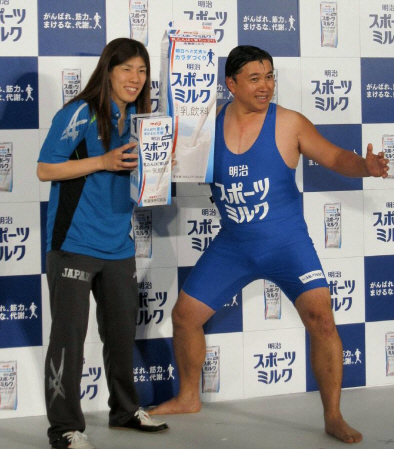 　明治スポーツミルクのイベントに出席した吉田沙保里（左）とスギちゃん＝東京・六本木の東京ミッドタウン