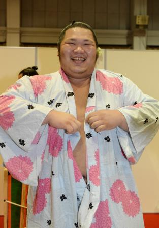 　稀勢の里を破り、支度部屋で笑顔を見せる千代大龍