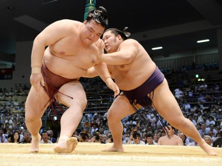 　千代大龍（右）に送り出しで敗れる稀勢の里