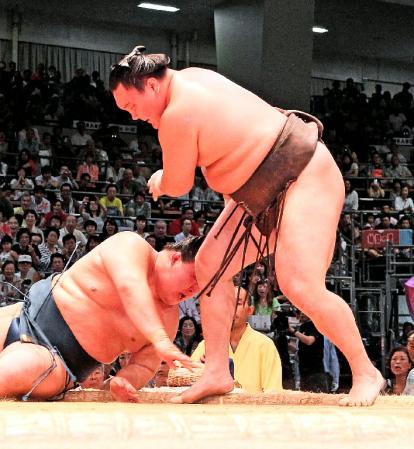 豪栄道（左）を上手出し投げで下す白鵬