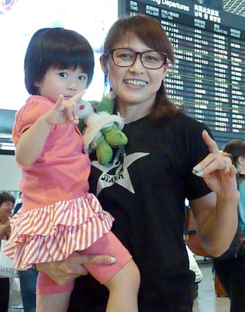 　長女の杏珠ちゃんとともにカナダへ出発するスピードスケート女子の岡崎朋美