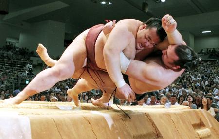 　琴欧洲（下）を浴びせ倒しで破る稀勢の里