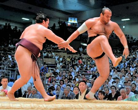 大砂嵐（手前）を突き落としで破る遠藤