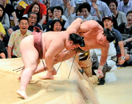白鵬（右）を寄り倒しで破る稀勢の里