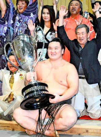　３場所連続で２６度目の優勝を果たし、賜杯を手に笑顔の白鵬