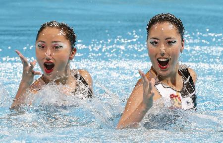 　デュエット・テクニカルルーティン決勝で５位の乾（右）、足立組＝バルセロナ（共同）