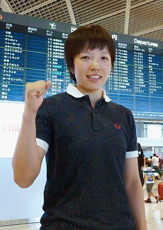 　合宿を行う米ソルトレークシティーに向け出発する小平奈緒＝２２日午後、成田空港