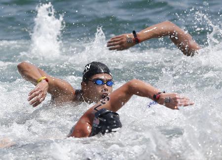 　男子１０キロ　２１位の平井康翔（中央）＝バルセロナ（共同）