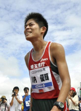 　釧路湿原マラソン30キロの部に順位のつかない招待選手として出場し、トップでゴールした川内優輝＝釧路市民陸上競技場