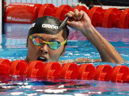 　男子１００メートル平泳ぎで６位に終わり、キャップを脱ぐ北島康介（共同）