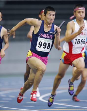 　男子４００メートルリレー予選　アンカーを務める洛南・桐生祥秀（左）