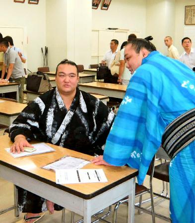 　ジャカルタ巡業の説明会に参加した稀勢の里（左）