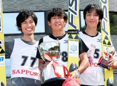 　男子の表彰式で笑顔を見せる（左から）２位の湯本史寿、優勝した岡部孝信、３位の渡部弘晃＝大倉山