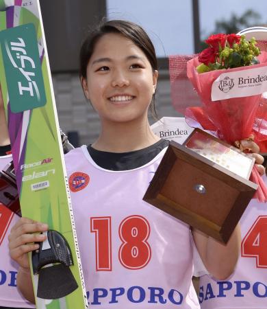 　女子で優勝し、表彰式で笑顔の高梨沙羅