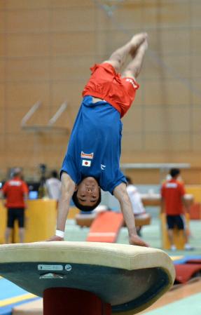 　跳馬の練習をする白井健三（撮影・開出　牧）