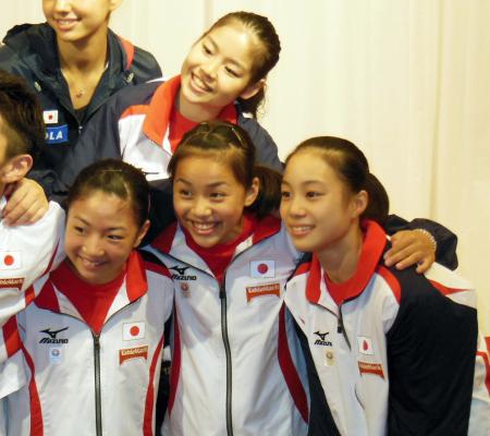 　世界選手権壮行会で肩を組む村上茉愛（中央）、右は笹田、左は寺本、上は美濃部