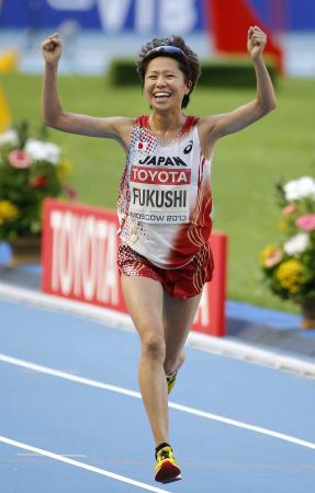 　女子マラソンで３位となり、ガッツポーズでゴールする福士加代子（共同）