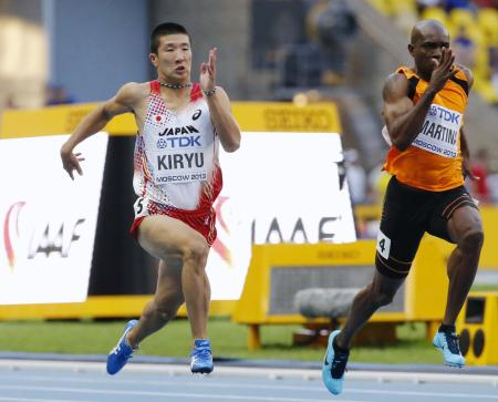 　男子１００メートル予選で力走する桐生祥秀（左）＝共同