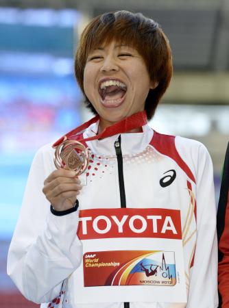 　女子マラソンの表彰式で、銅メダルを手に笑顔の福士加代子（共同）