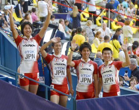 　男子４００メートルリレーで６位になり、声援に応える（左から）飯塚、高瀬、藤光、桐生の日本チーム＝モスクワ（共同）