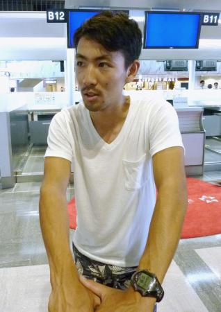 　成田空港で取材に応じるノルディック複合のエース渡部暁斗