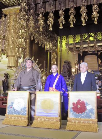 　化粧まわし贈呈式に出席した（左から）白鵬、浜野堅照貫首、宮城野親方