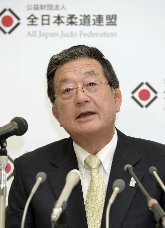 　全柔連の新会長に就任し記者会見する宗岡正二氏＝２１日午後、東京都文京区の講道館