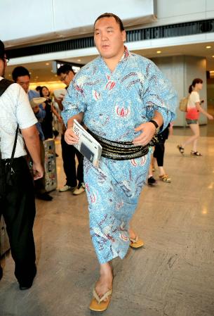 　大相撲のジャカルタ巡業を終えて帰国した横綱白鵬＝成田空港