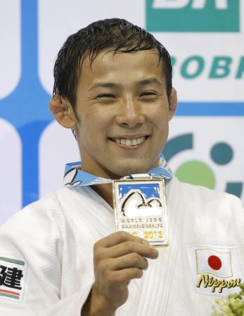 　男子６０キロ級で初優勝し、笑顔でメダルを掲げる高藤直寿（共同）