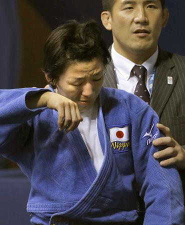 　女子６３キロ級３位決定戦で敗れてメダルを逃し、涙を流す阿部香菜（共同）
