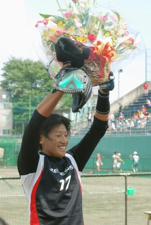 　ソフトボール女子の日本リーグで単独最多の１７３勝目を挙げ、笑顔で花束を掲げる上野