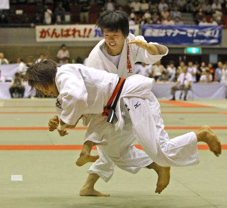 　女子５７キロ級準決勝で玉置桃（奥）に攻められる松本薫（撮影・佐々木彰尚）