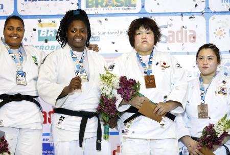 　女子７８キロ超級で銅メダルに終わった田知本愛（右から２人目）＝共同