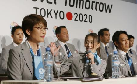 　東京招致委の記者会見で、選手本位の五輪をアピールする体操の田中理恵選手（中央）ら＝５日、ブエノスアイレス市内のホテル（共同）