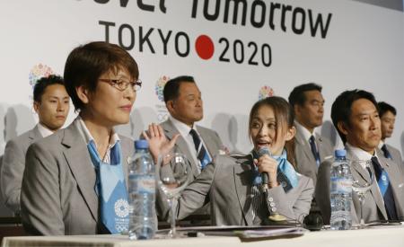 　東京招致委の記者会見で、選手本位の五輪をアピールする体操の田中理恵（中央）ら＝共同