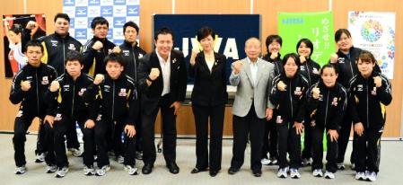 重量挙げの２０１３年世界選手権代表選手（前列右端が三宅、前列左から２人目が糸数）＝都内の国立スポーツ科学センター