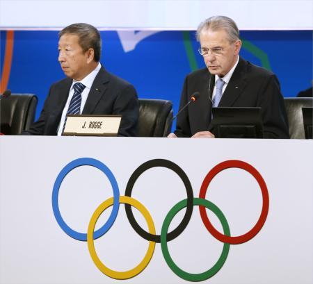 　ＩＯＣ総会であいさつするロゲ会長（右）＝７日、ブエノスアイレス（共同）