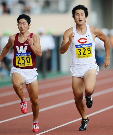 　男子１００メートル決勝　１０秒３３で初優勝を果たした九鬼巧。右は２位の飯塚翔太＝国立競技場
