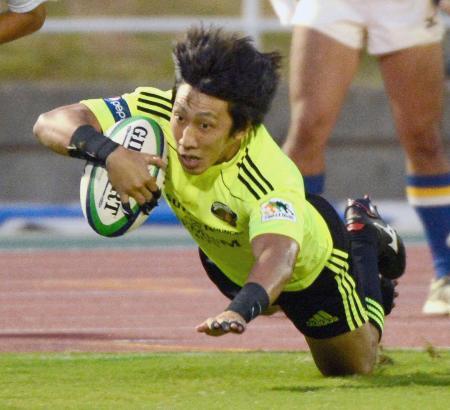 　トヨタ自動車-サントリー　後半、トライを決めるサントリー・成田＝和歌山市紀三井寺陸上競技場