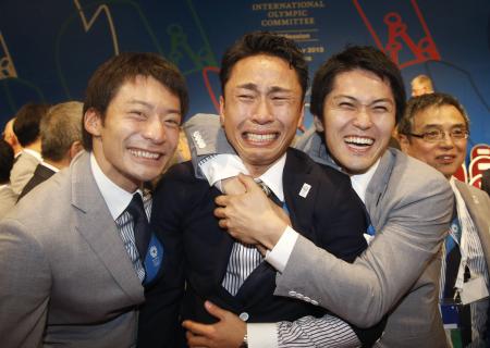　２０２０年の五輪開催都市が東京に決定し、喜ぶ（左から）入江、太田と千田（代表撮影・共同）