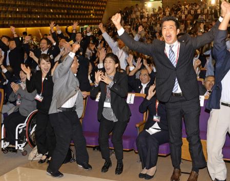 　東京五輪開催決定が決まり、跳び上がって喜ぶ吉田沙保里（中央）宮下純一（右）と（左から）三宅宏実、三宅義行さん