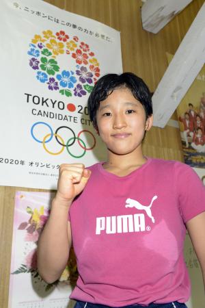 　東京五輪を目指しポーズをとる女子レスリングの須崎優衣（撮影・開出　牧）
