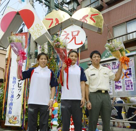 　レスリングの五輪競技存続が決まり、くす玉の下でポーズをとる（左から）吉田沙保里、伊調馨、米満達弘