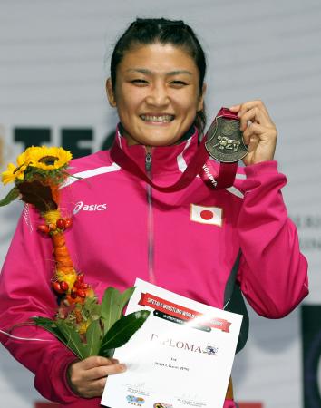 　女子６３キロ級で世界大会１１度目の優勝を達成し、笑顔を見せる伊調馨