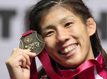 　女子５５キロ級で世界大会１４連覇を達成し笑顔を見せる吉田沙保里