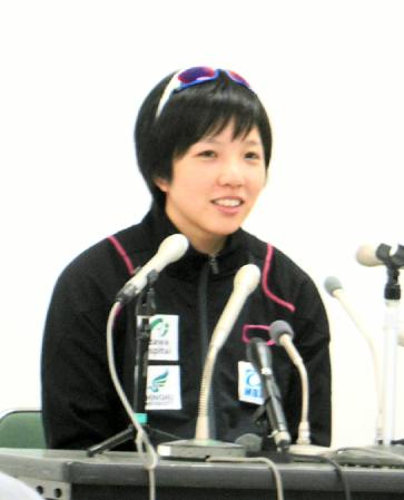 シーズン開幕前に公開練習を行った小平奈緒＝長野・エムウェーブ