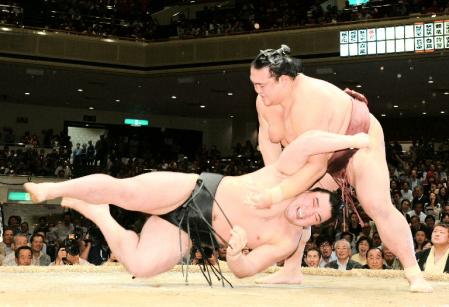 日馬富士（下）を肩透かしで破った稀勢の里（撮影・北野将市）