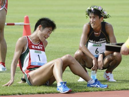 　ゴール後、言葉を交わす優勝した藤原新（右）と４位の川内優輝